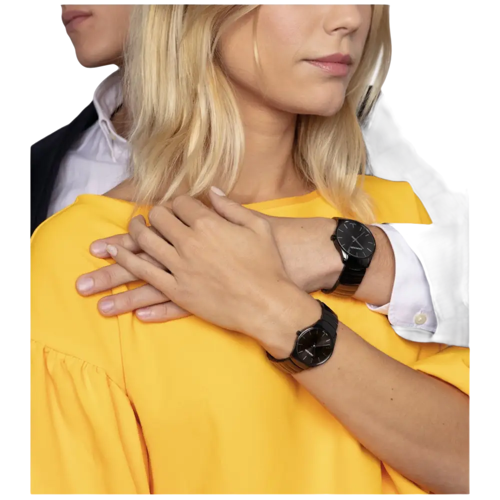 Due persone con orologi Calvin Klein Classic Too K4D21441, cinturino metallo e silicone