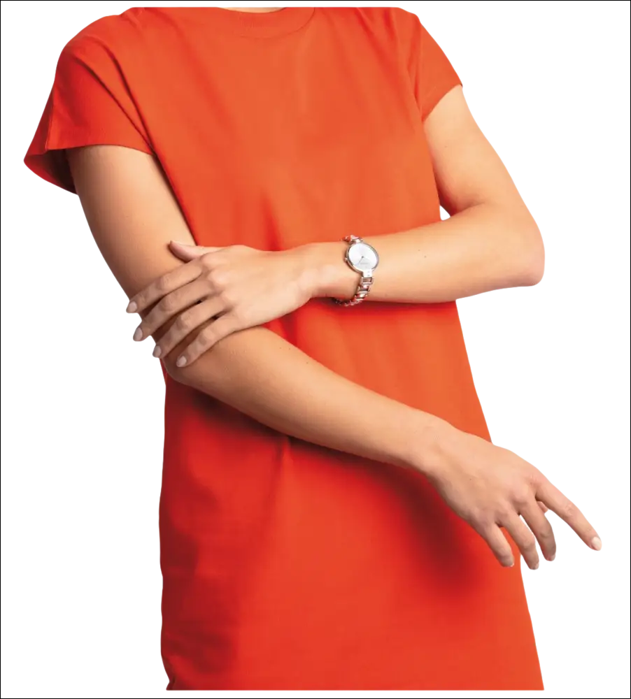 Donna indossa un vestito arancione corto e un orologio Calvin Klein raffinato
