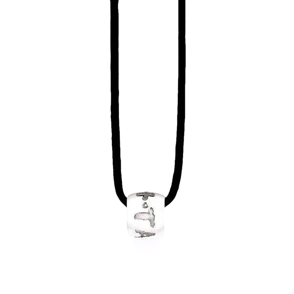 Collana con cordone nero e perla cilindrica bianca e argento rodiato
