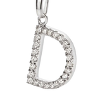 Ciondolo Lettera D in oro bianco con zirconi e diamanti pave-set su pendente silver
