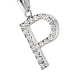 Pendente lettera P in oro bianco con zirconi e diamanti pave-set in stile elegante