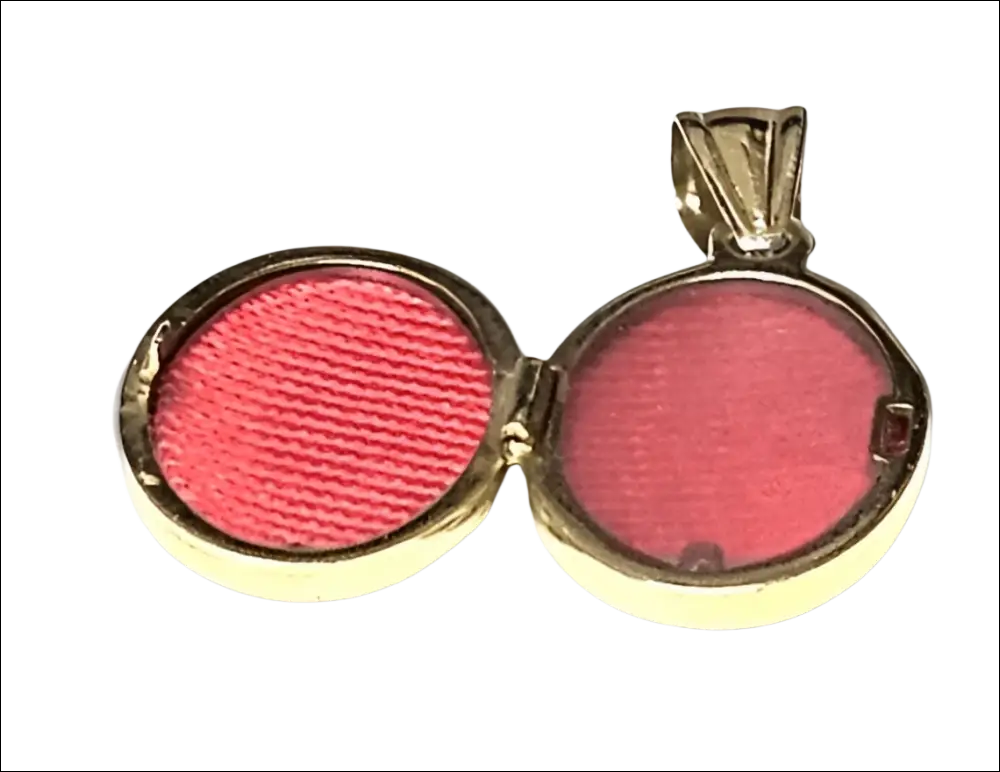 Ciondolo portafoto ovale oro giallo con interno rosa testurizzato e cerniera