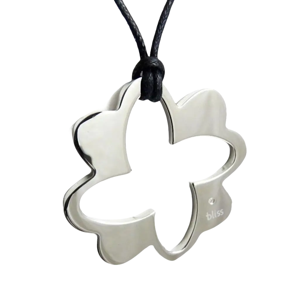 Ciondolo quadrifoglio Bliss in acciaio con farfalla argentata su cordino nero