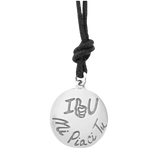 Ciondolo in argento con cordino nero, simbolo di tendenza elegante