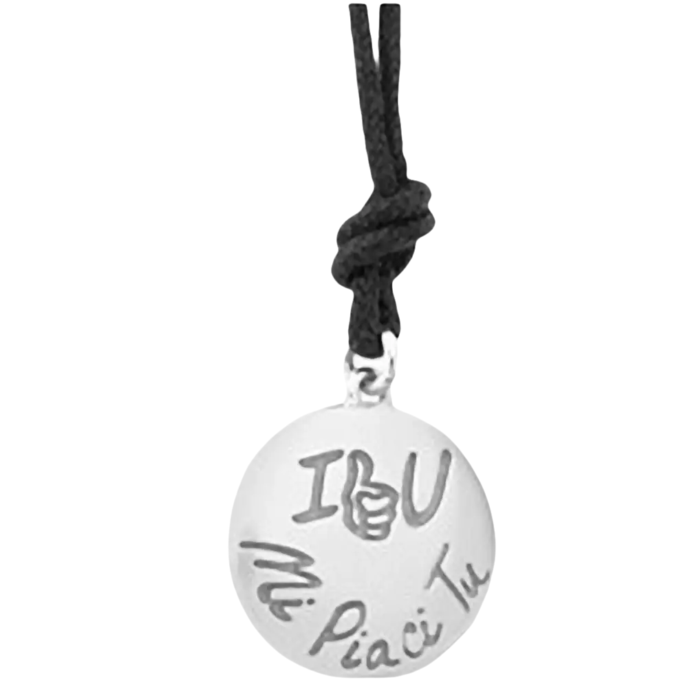 Ciondolo in argento con cordino nero, simbolo di tendenza elegante