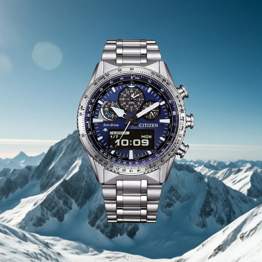 Orologio Citizen Promaster SkyHawk U830 con quadrante blu, sub-quadranti multipli e bracciale in acciaio inox, ambientato in un paesaggio montano.