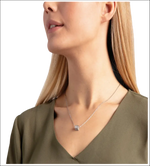 Donna indossa una delicata collana in argento con pendente cubic di CALVIN KLEIN Rocking