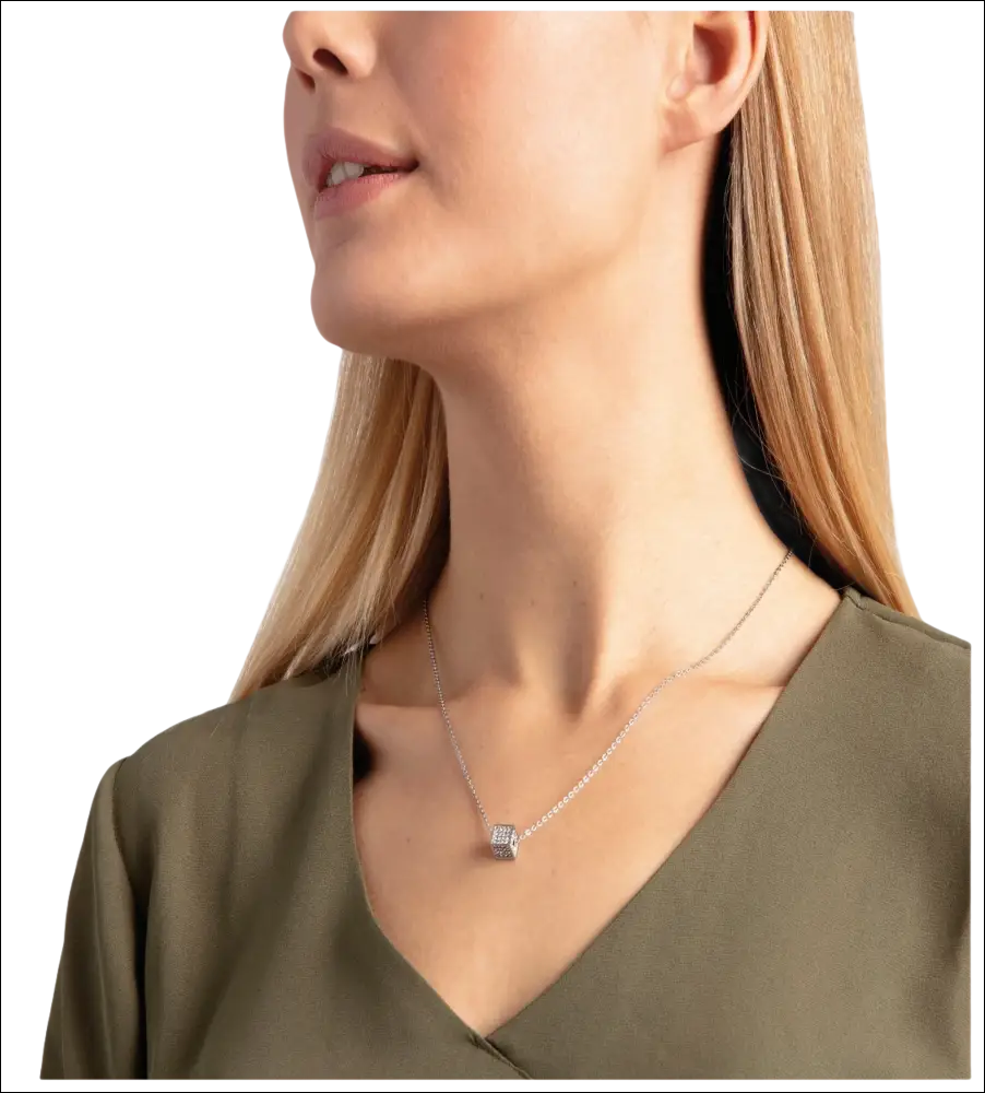Donna indossa una delicata collana in argento con pendente cubic di CALVIN KLEIN Rocking