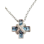 Collana con croce CENTOVENTUNO in argento con topazi blu e dettagli in diamante