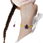 Capelli intrecciati, collana in argento con perle arcobaleno, bracciale giallo con charm viola