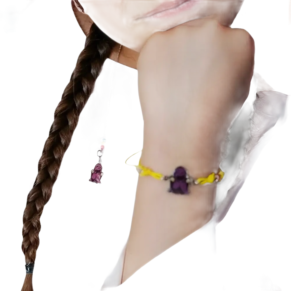 Capelli intrecciati, collana in argento con perle arcobaleno, bracciale giallo con charm viola
