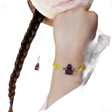Capelli intrecciati, collana in argento con perle arcobaleno, bracciale giallo con charm viola