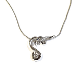 Collana girocollo platino e diamante UNOAERRE con pendente twist e diamante centrale