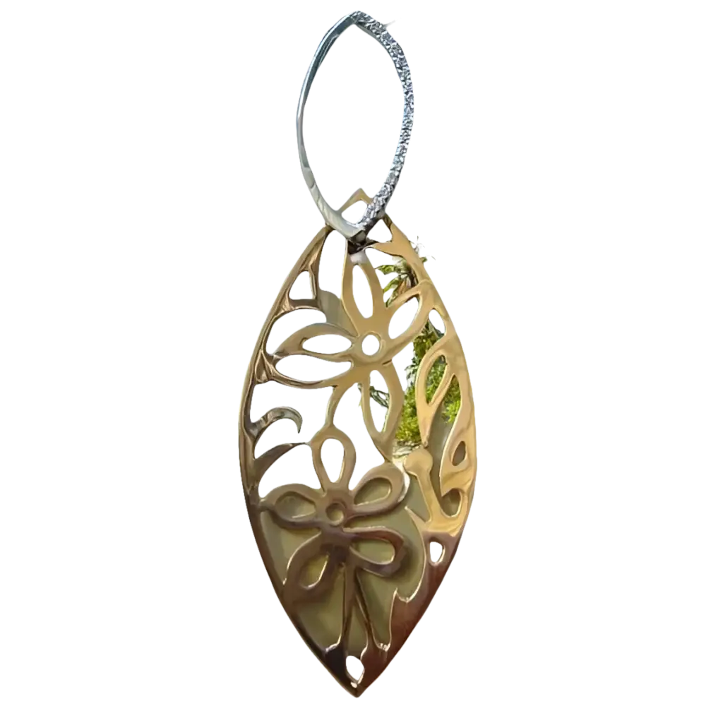 Pendente a goccia con motivi floreali intagliati, bail in argento con pietre scintillanti