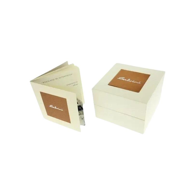 Scatola regalo avorio con coperchio marrone e libretto aperto per Collana Salvini Cuore Oro Bianco e Diamanti