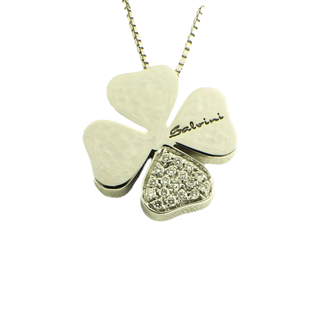Pendente quadrifoglio in oro bianco con una foglia incastonata di diamanti