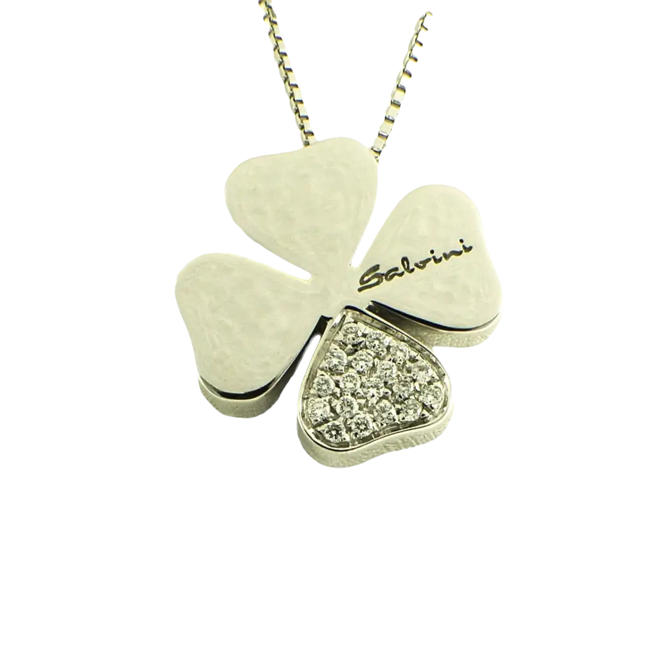 Pendente quadrifoglio in oro bianco con una foglia incastonata di diamanti