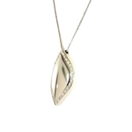 Pendente in oro bianco e diamanti con forma foglia ondulata e pietre brillanti