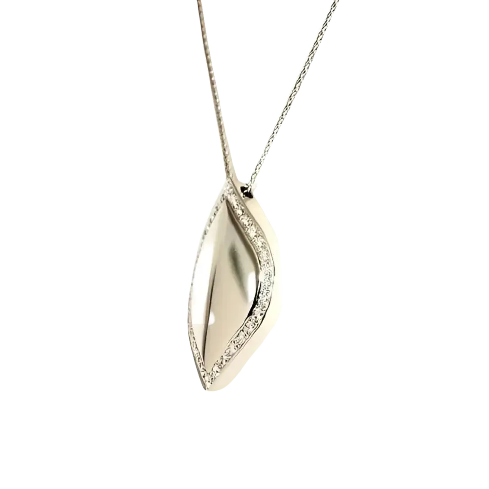 Pendente in oro bianco e diamanti con forma foglia ondulata e pietre brillanti