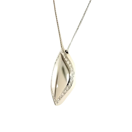 Pendente in oro bianco e diamanti con forma foglia ondulata e pietre brillanti