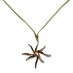 Ciondolo a stella a raggi dorato con pietre chiare su collana verde chiaro Collana Sole Oro Giallo e Diamanti GLB 500
