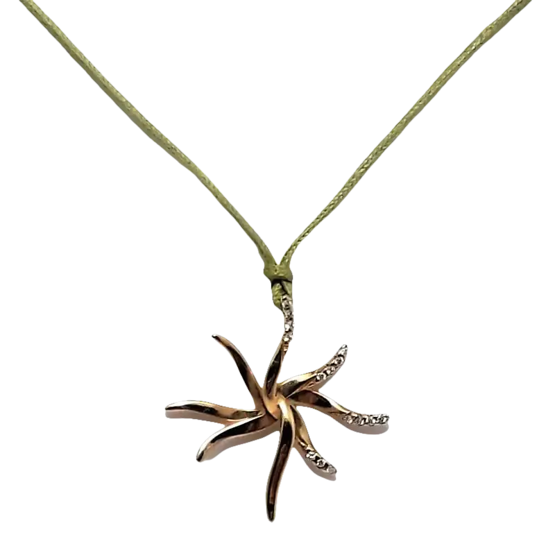 Ciondolo a stella a raggi dorato con pietre chiare su collana verde chiaro Collana Sole Oro Giallo e Diamanti GLB 500