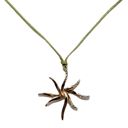 Ciondolo a stella a raggi dorato con pietre chiare su collana verde chiaro Collana Sole Oro Giallo e Diamanti GLB 500