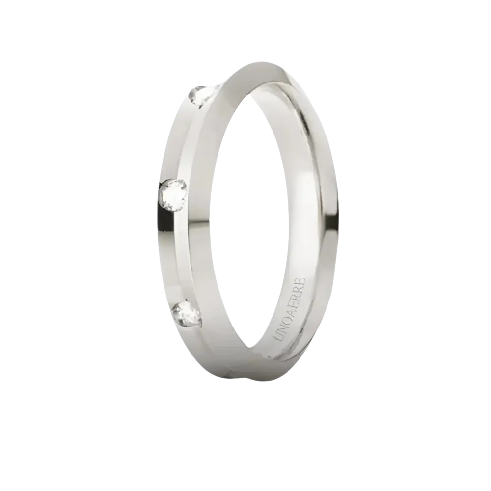 Anello in oro bianco con tre diamanti incastonati del prodotto Fede Nuziale UNOAERRE