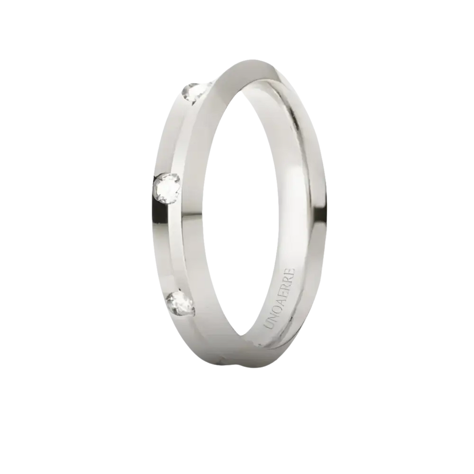 Anello in oro bianco con tre diamanti incastonati del prodotto Fede Nuziale UNOAERRE