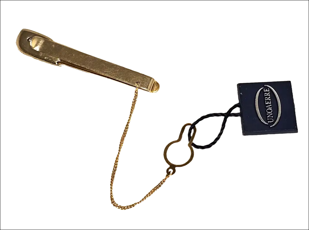 Fermacravatta oro UNOAERRE con catena e tag brand, retro