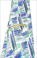 Fermacravatta oro giallo zigrinato con cravatta elegante a motivi geometrici blu verdi