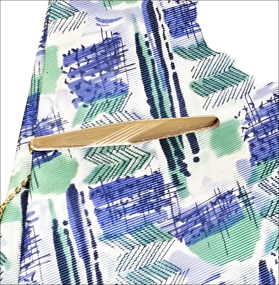 Fermacravatta oro giallo con zigrinatura su tessuto blu verde astratto