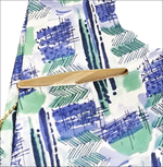 Fermacravatta oro giallo con zigrinatura su tessuto blu verde astratto