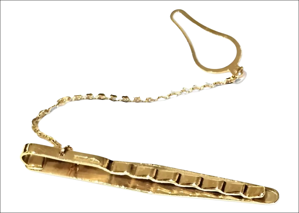 Fermacravatta oro giallo con zigrinatura rettangolare e catenella