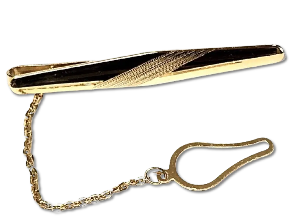 Fermacravatta oro giallo con zigrinatura diagonale e catenella