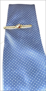 Fermacravatta Oro Giallo e Blasone: cravatta blu a pois bianchi con clip oro