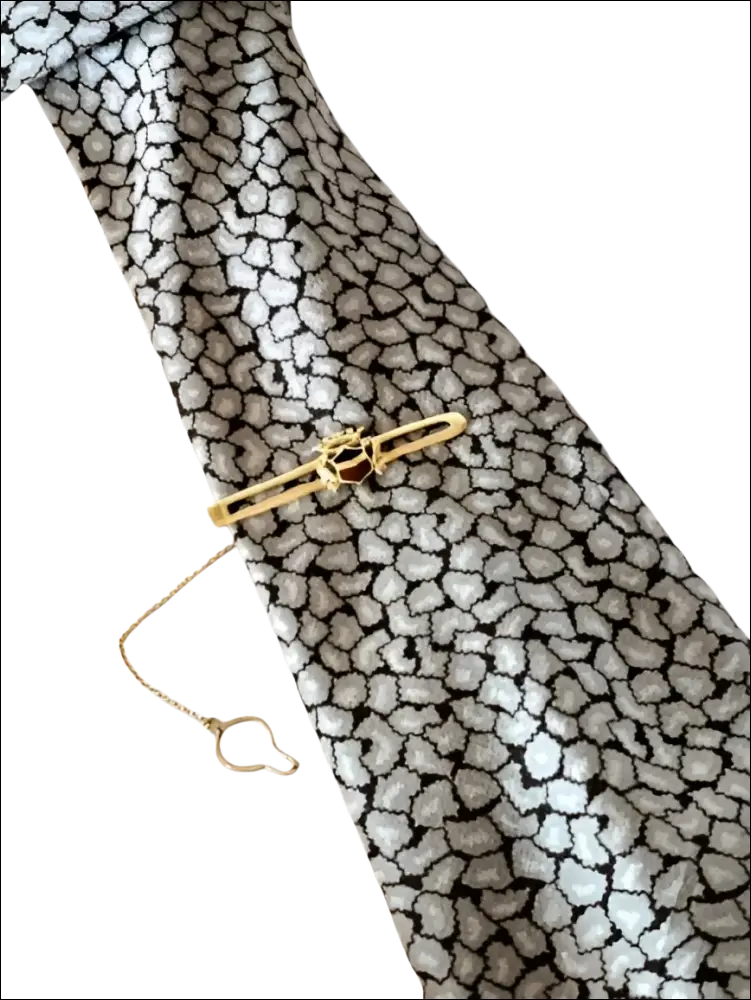 Fermacravatta oro giallo con blasone smaltato, clip con gemma rossa e catena