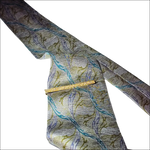 Fermacravatta Oro Giallo UNOAERRE su cravatta seta verde blu grigio