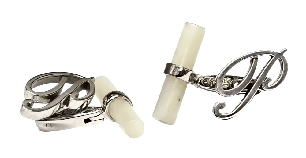 Gemelli Argento Obsigno Lettera P: polsini con inserti bianchi cilindrici e motivi swirling