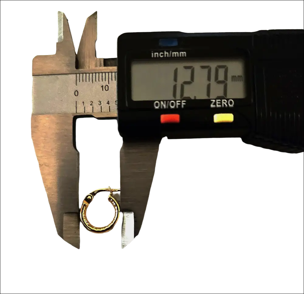 Orecchino a cerchio oro giallo 750/1000 con design filo attorcigliato