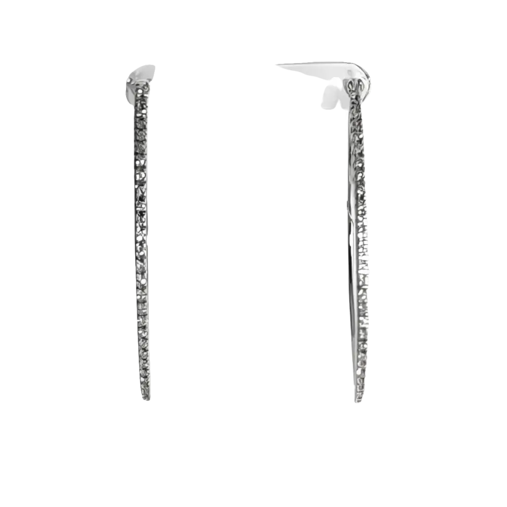 Orecchini cerchio oro bianco e diamanti con luce scintillante