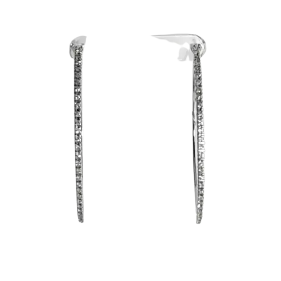 Orecchini cerchio oro bianco e diamanti con luce scintillante