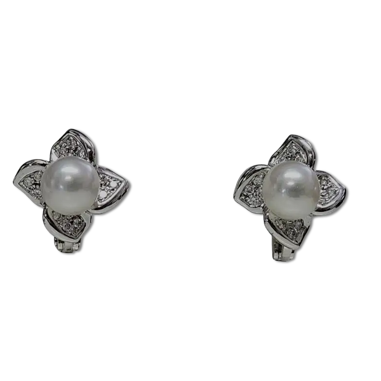 Orecchini oro bianco a fiore con perla e diamanti di Salvini|bonini-gioielli