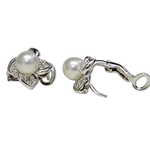 Orecchini oro bianco a fiore con perla e diamanti di Salvini|bonini-gioielli