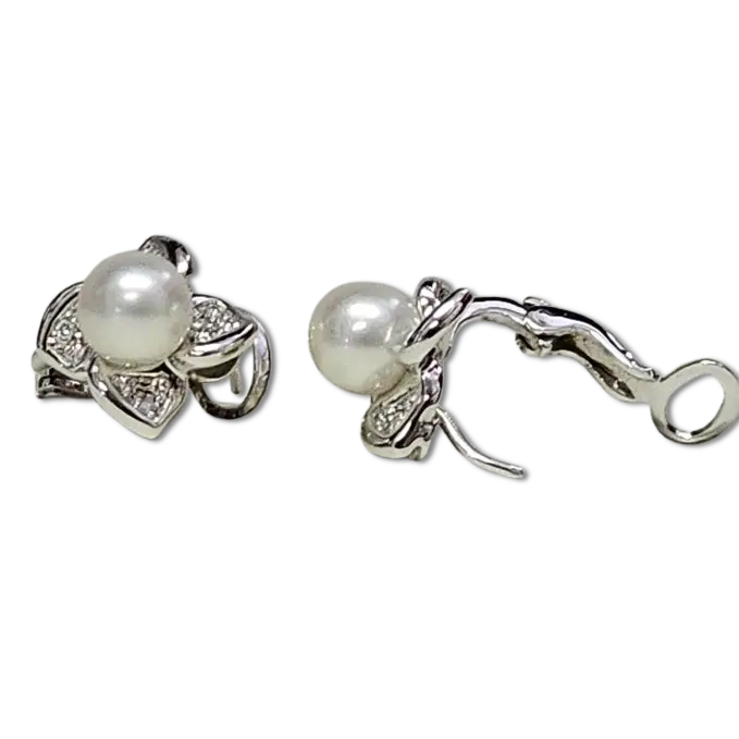 Orecchini oro bianco a fiore con perla e diamanti di Salvini|bonini-gioielli