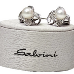 Orecchini oro bianco a fiore con perla e diamanti di Salvini|bonini-gioielli