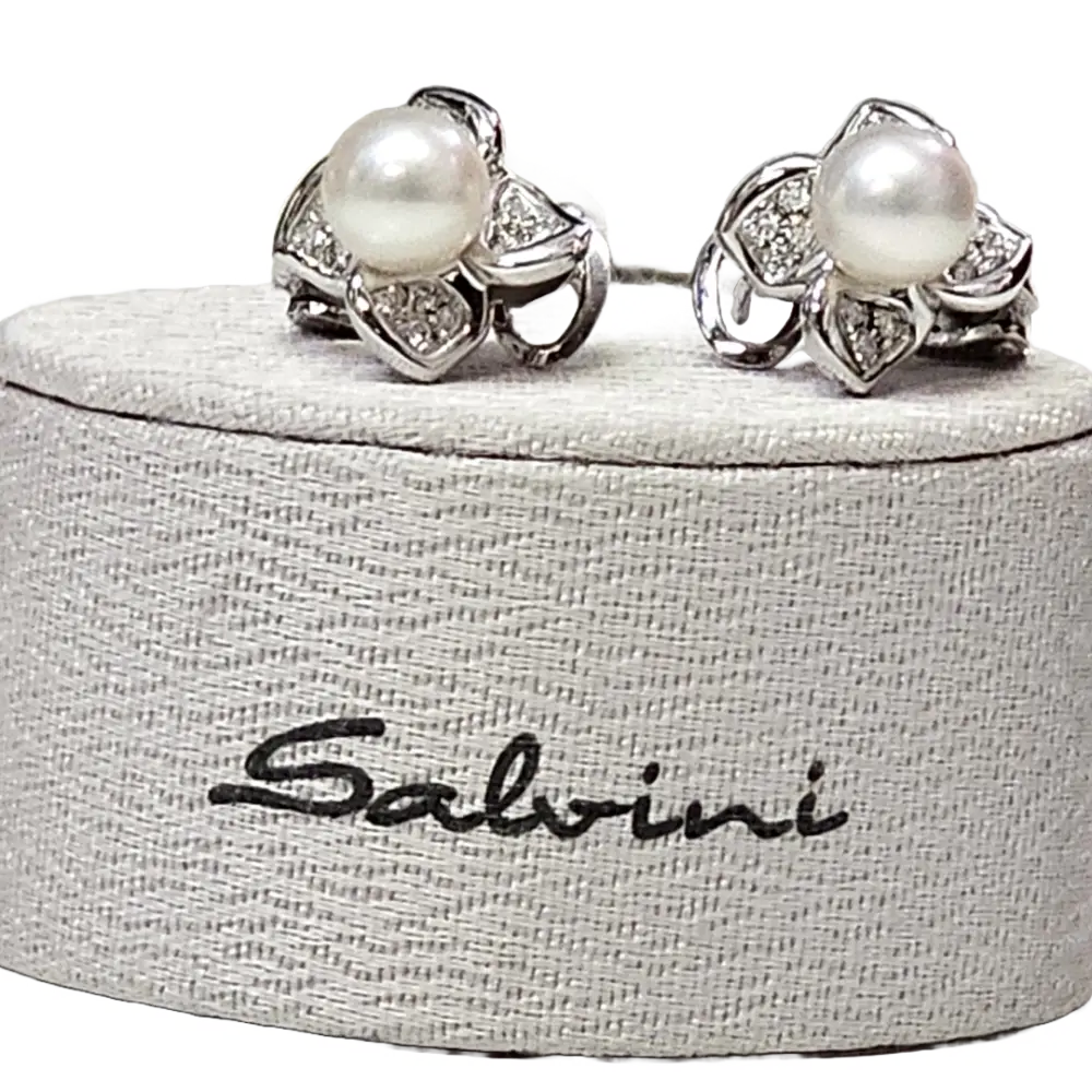 Orecchini oro bianco a fiore con perla e diamanti di Salvini|bonini-gioielli