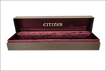 Scatola Citizen in pelle marrone con interno velluto bordeaux e lettere oro per Tsuno Chrono Quartz AN3660-73X