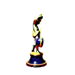 Figurina metallica di un putto che tiene un tamburo su base blu e oro per Orologio da Tavolo La Vallée Putto 521