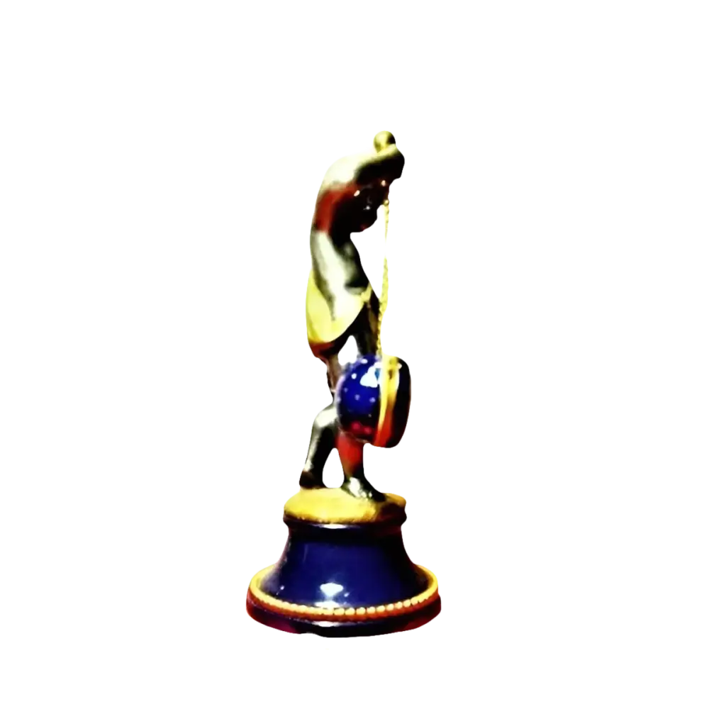 Figurina metallica di un putto che tiene un tamburo su base blu e oro per Orologio da Tavolo La Vallée Putto 521